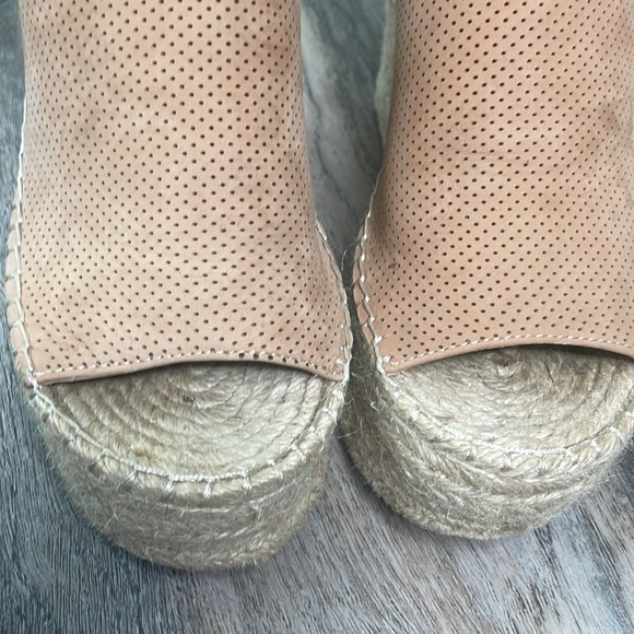 Marc Fisher Mlannie Tan Wedge Sandal, size 8 - Picture 6 of 9